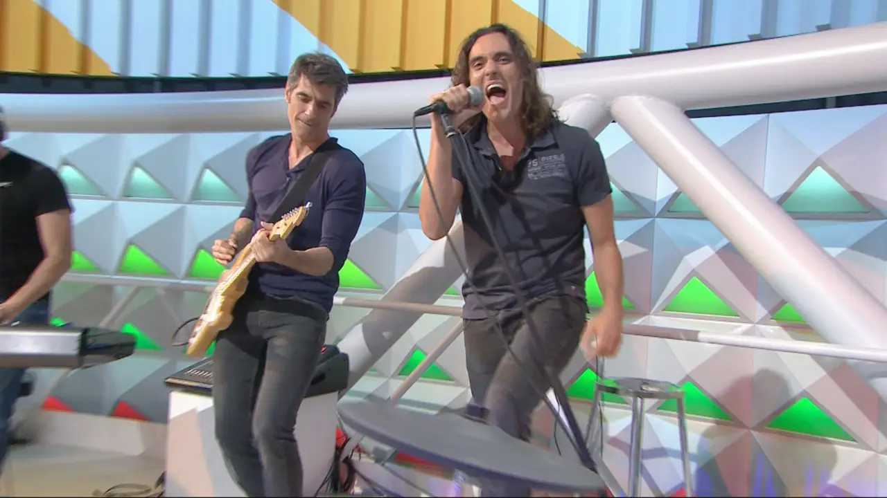 Jorge Fernández celebra la vida con música tocando junto a la banda