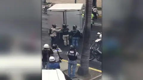 Al menos 20 detenidos en Caracas tras protesta opositora que fue dispersada Al menos 20 detenidos en Caracas tras protesta opositora que fue dispersada