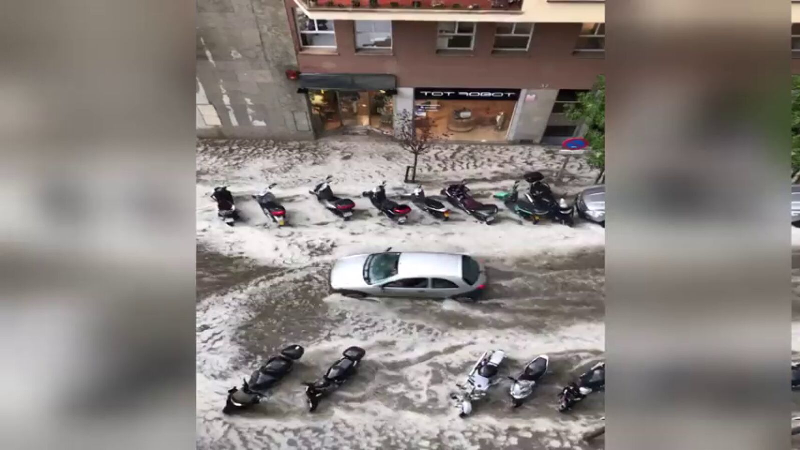Una intensa tormenta de lluvia y granizo inunda las calles del centro de Girona