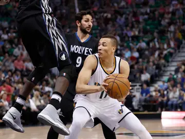 Ricky Rubio, intentando defender a Dante Exum Ricky Rubio, intentando defender a Dante Exum