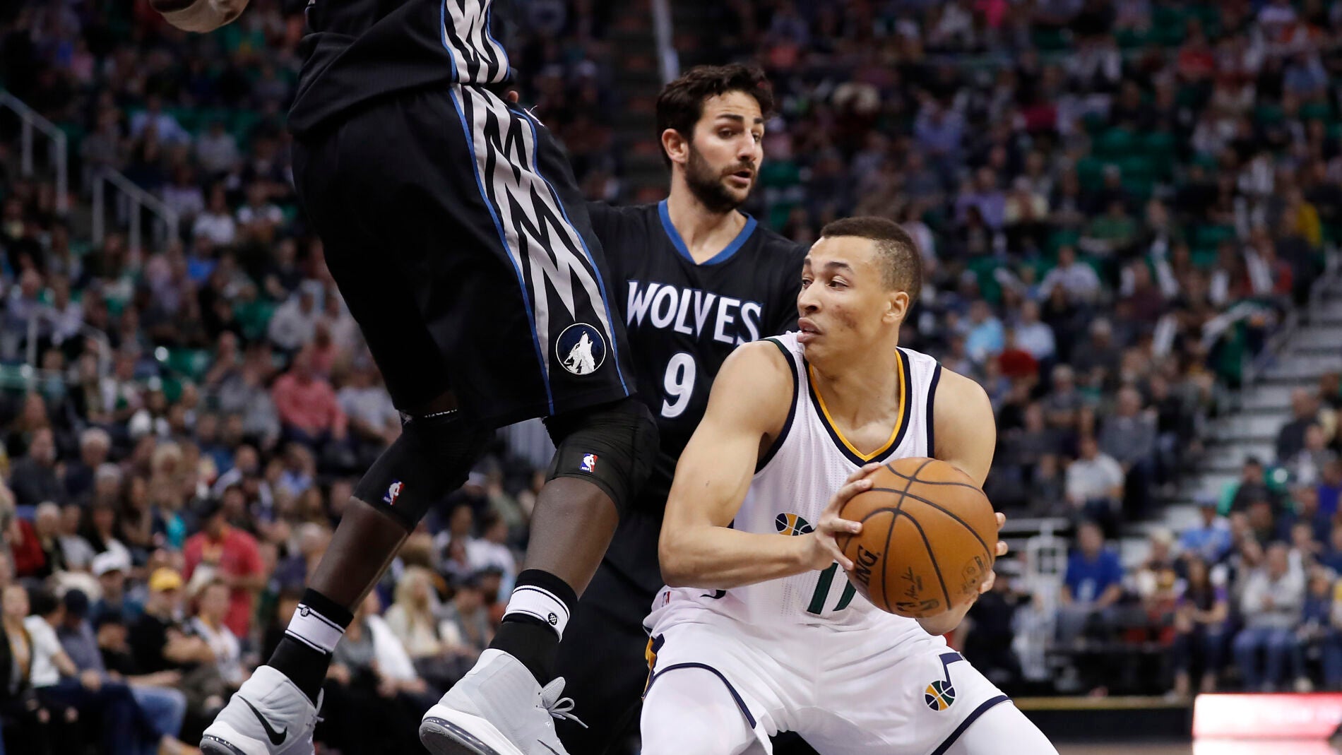 Ricky Rubio, intentando defender a Dante Exum