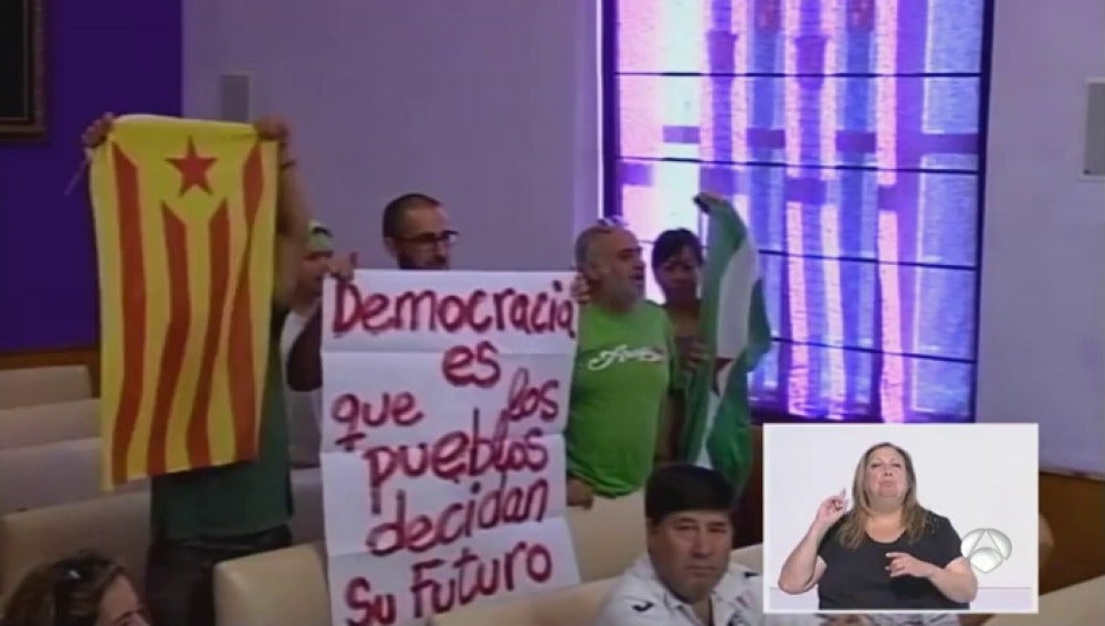 Miembros del Sindicato Andaluz de Trabajadores exhiben una estelada y son desalojados