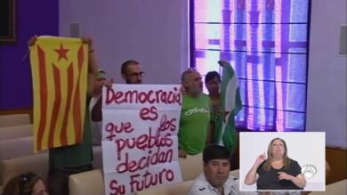 Miembros del Sindicato Andaluz de Trabajadores en el Ayuntamiento de Jaén exhiben una estelada y son desalojados