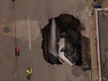 Un gran socavón se traga un coche en plena calle de Dallas