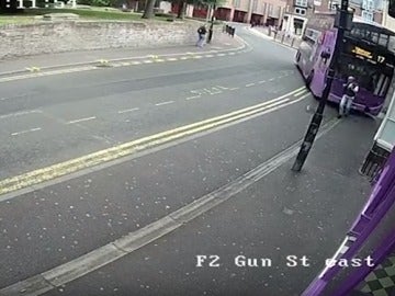 Un hombre es atropellado por un autobús