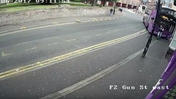 Un hombre es atropellado por un autobús