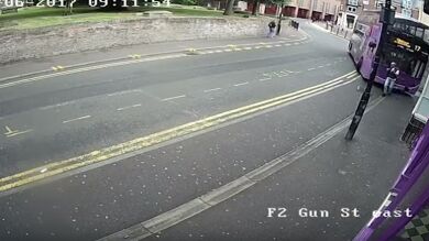 Impactante vídeo de un hombre que es atropellado por un autobús, se levanta y se mete en un bar