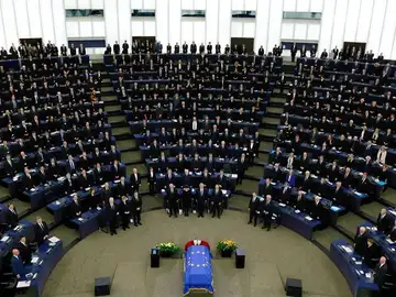 El Parlamento Europeo despide a Helmut Kohl El Parlamento Europeo despide a Helmut Kohl