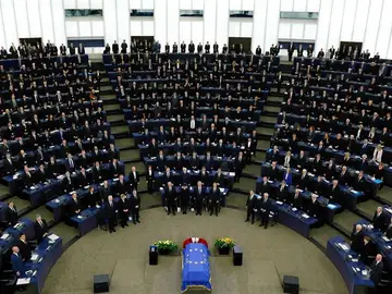 El Parlamento Europeo despide a Helmut Kohl El Parlamento Europeo despide a Helmut Kohl