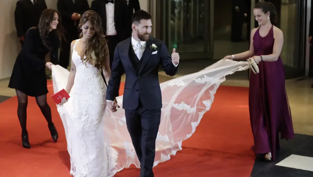 Lionel Messi (30 años) y su pareja, Antonela Roccuzzo (29) tras su boda