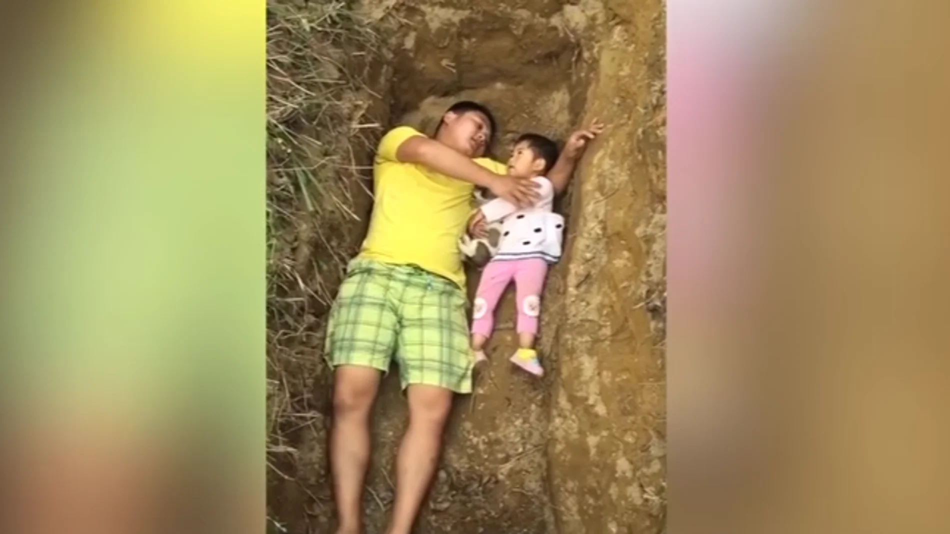 Padre con su hija en el hueco de la tumba Padre con su hija en el hueco de la tumba