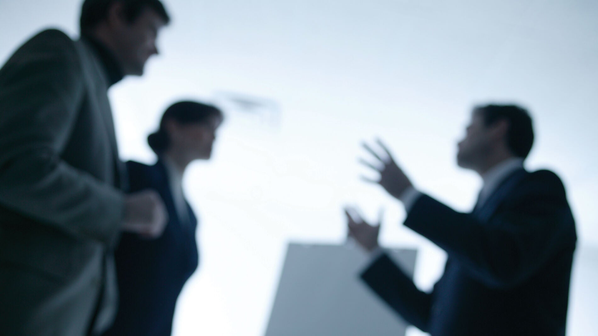 Varias personas trabajan en una oficina