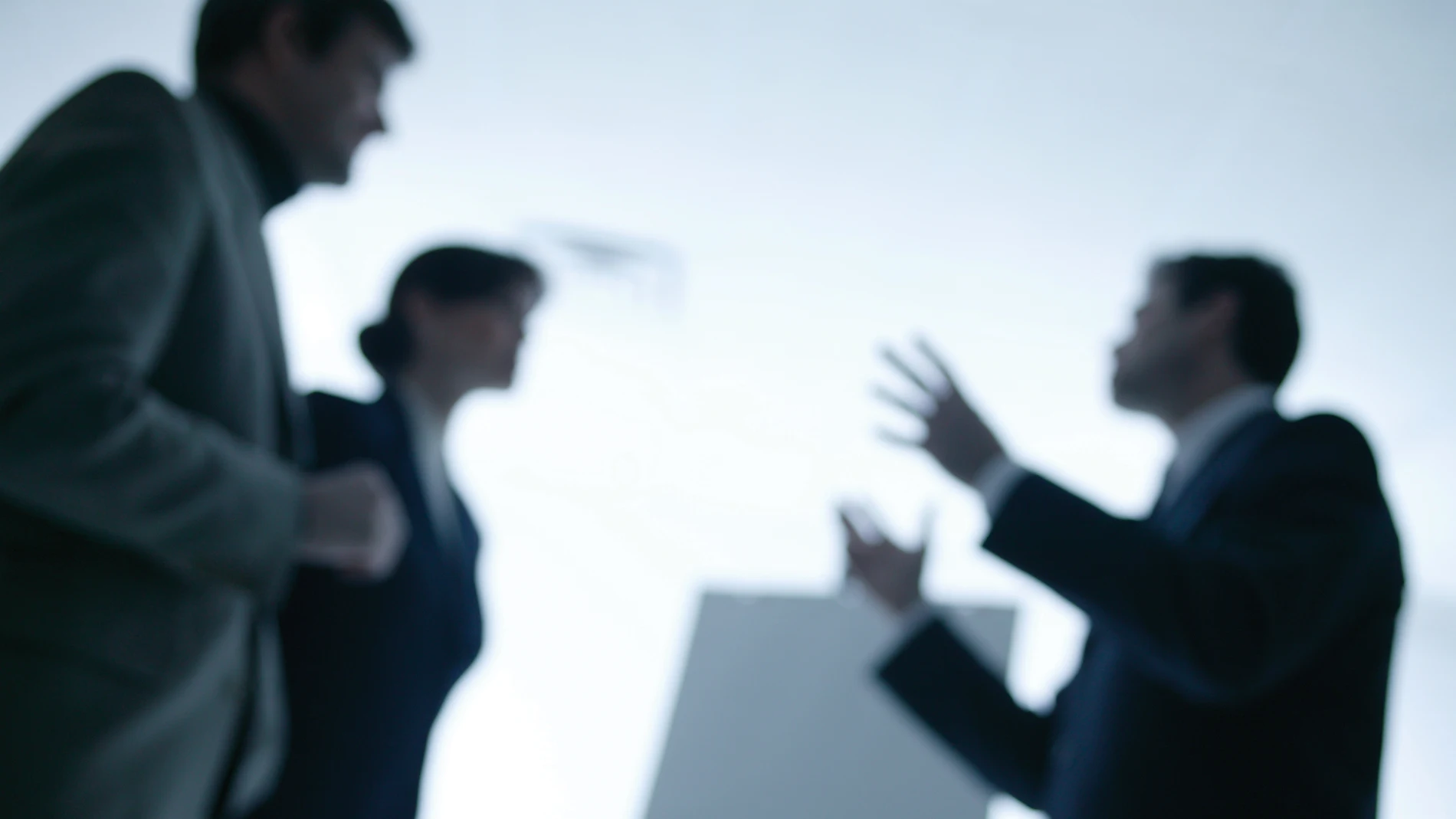 Varias personas trabajan en una oficina Varias personas trabajan en una oficina