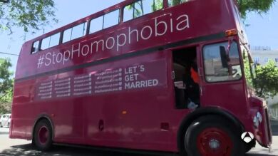 Las carrozas del Desfile del Orgullo Gay se preparan para una fiesta que durará hasta la madrugada