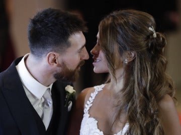 Lionel Messi y su pareja tras el enlace