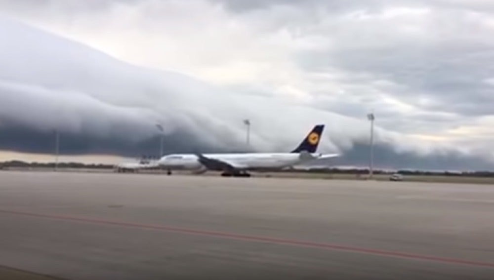 Una enorme nube cilíndrica sobre el aeropuerto de Múnich