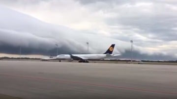 Una enorme nube cilíndrica sobre el aeropuerto de Múnich