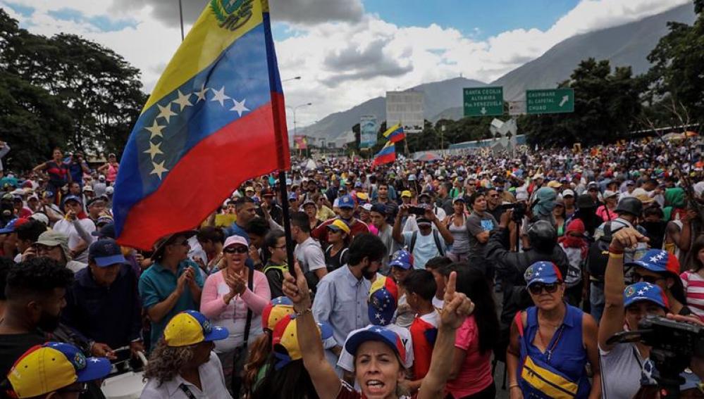 Manifestantes opositores participan en una marcha en Caracas