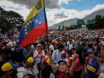 Manifestantes opositores participan en una marcha en Caracas Manifestantes opositores participan en una marcha en Caracas