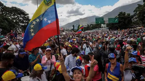 Manifestantes opositores participan en una marcha en Caracas Manifestantes opositores participan en una marcha en Caracas