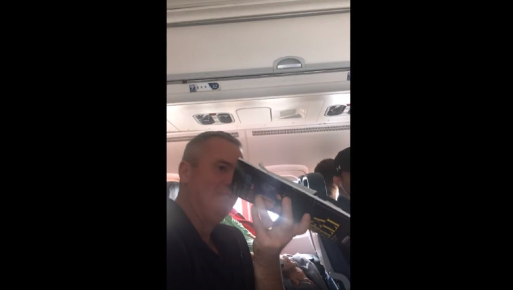 Se protege de la gotera con una revista