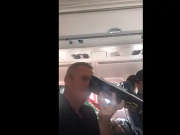 Se protege de la gotera con una revista Se protege de la gotera con una revista
