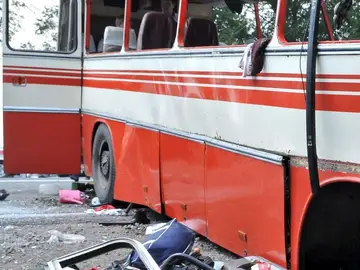 Imagen de archivo del estado en el que quedó un autobús de pasajeros tras chocar con un camión cisterna en Rusia en el año 2009 Imagen de archivo del estado en el que quedó un autobús de pasajeros tras chocar con un camión cisterna en Rusia en el año 2009