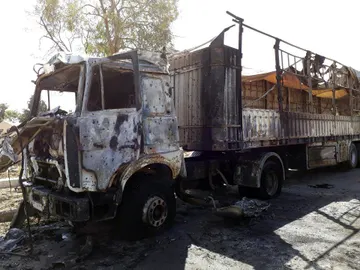 Un camión completamente quemado tras una explosión Un camión completamente quemado tras una explosión