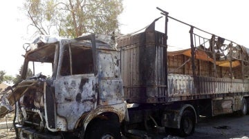 Un camión completamente quemado tras una explosión