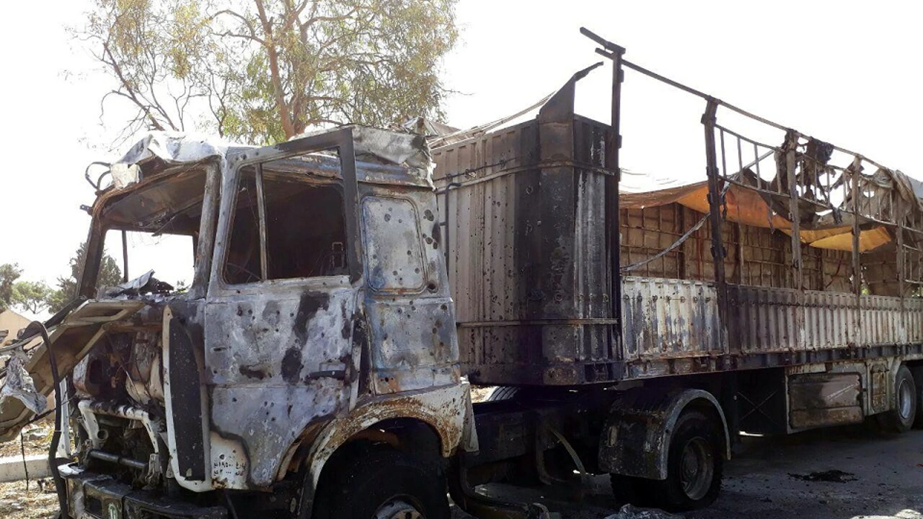 Un camión completamente quemado tras una explosión Un camión completamente quemado tras una explosión
