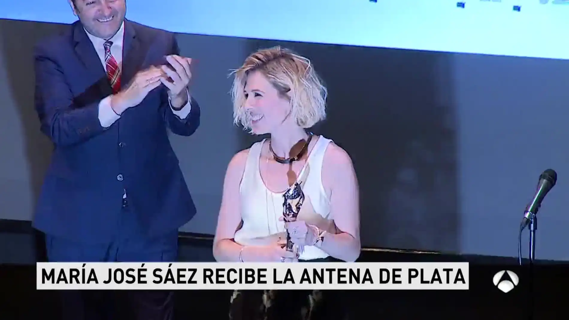 María José Saez recoge la Antena de Plata