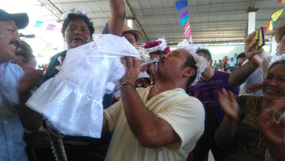 El alcalde de Oaxaca sostiene a su novia, un caimán