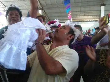 El alcalde de Oaxaca sostiene a su novia, un caimán El alcalde de Oaxaca sostiene a su novia, un caimán