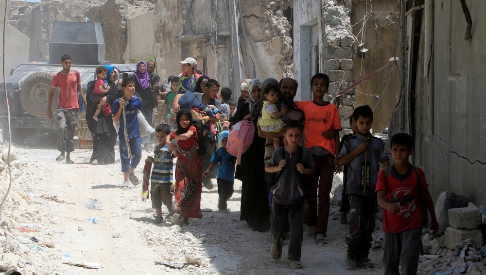 Cientos de civiles huyen de Mosul