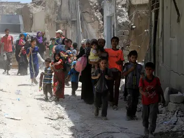 Cientos de civiles huyen de Mosul Cientos de civiles huyen de Mosul