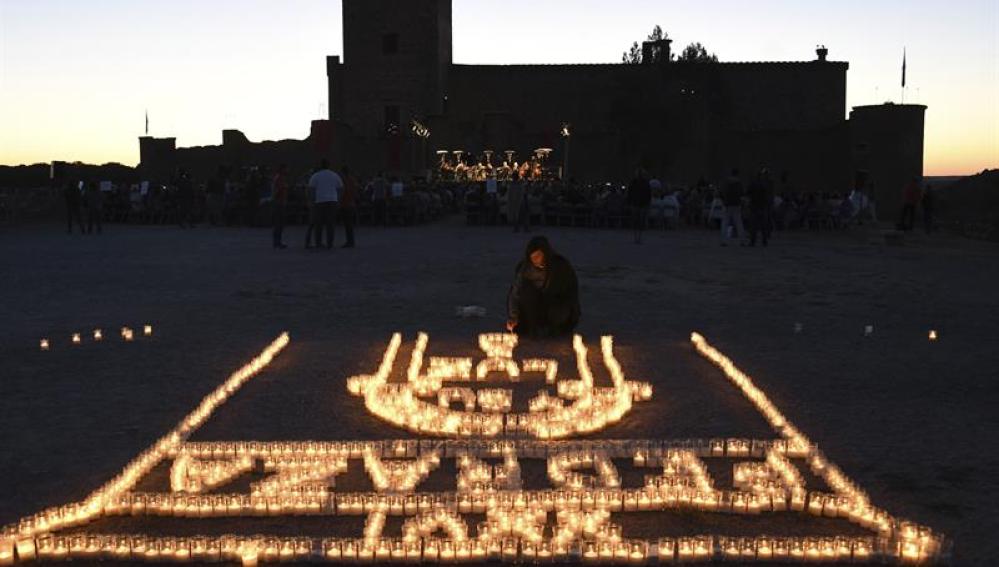 Pedraza llena de velas