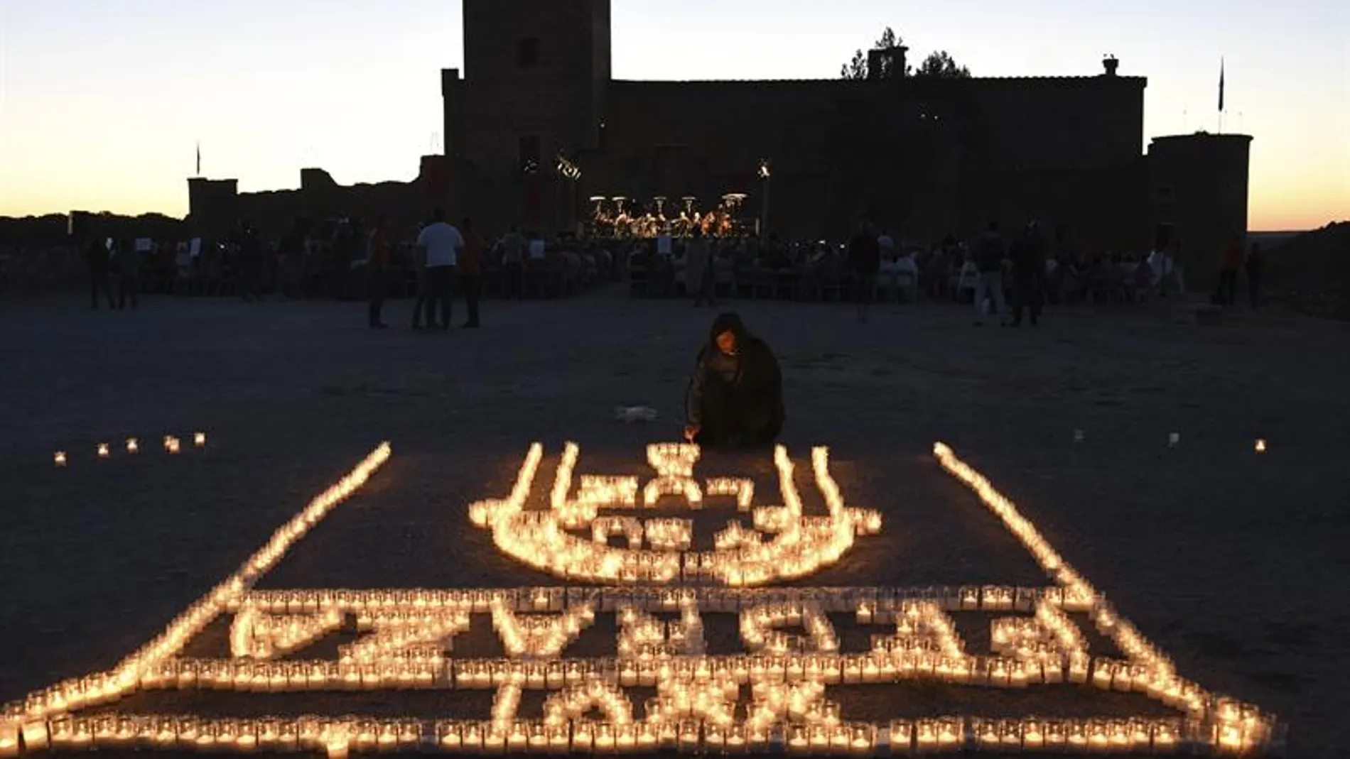 Pedraza llena de velas Pedraza llena de velas
