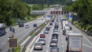 Vista de la autopista Autobahn A9 cerca de Allershausen, Alemania