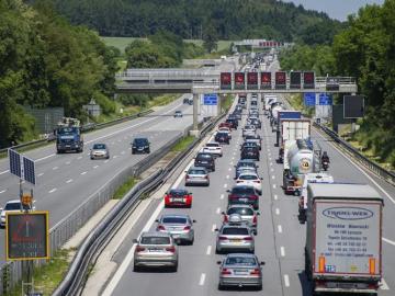 Vista de la autopista Autobahn A9 cerca de Allershausen, Alemania