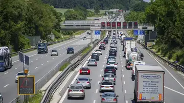 Vista de la autopista Autobahn A9 cerca de Allershausen, Alemania Vista de la autopista Autobahn A9 cerca de Allershausen, Alemania