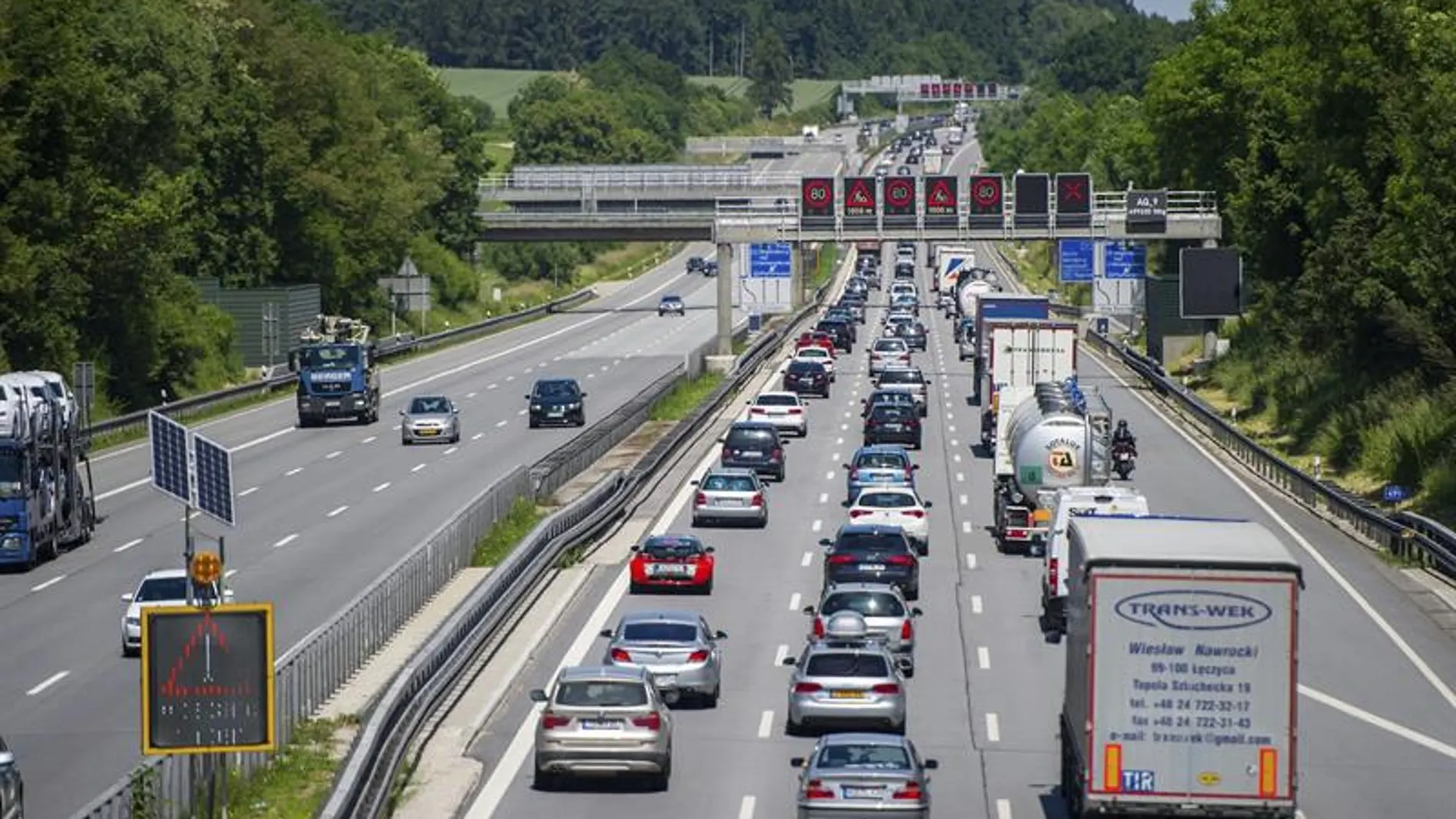 Vista de la autopista Autobahn A9 cerca de Allershausen, Alemania Vista de la autopista Autobahn A9 cerca de Allershausen, Alemania