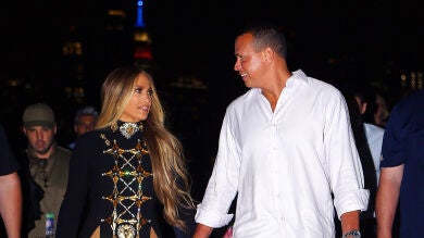 Jennifer Lopez se arriesga cantando sin ropa interior