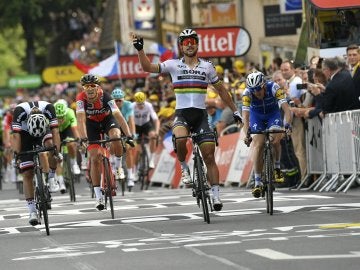 Sagan celebra su victoria en Longwy