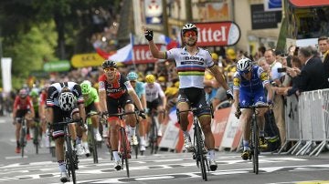 Sagan celebra su victoria en Longwy