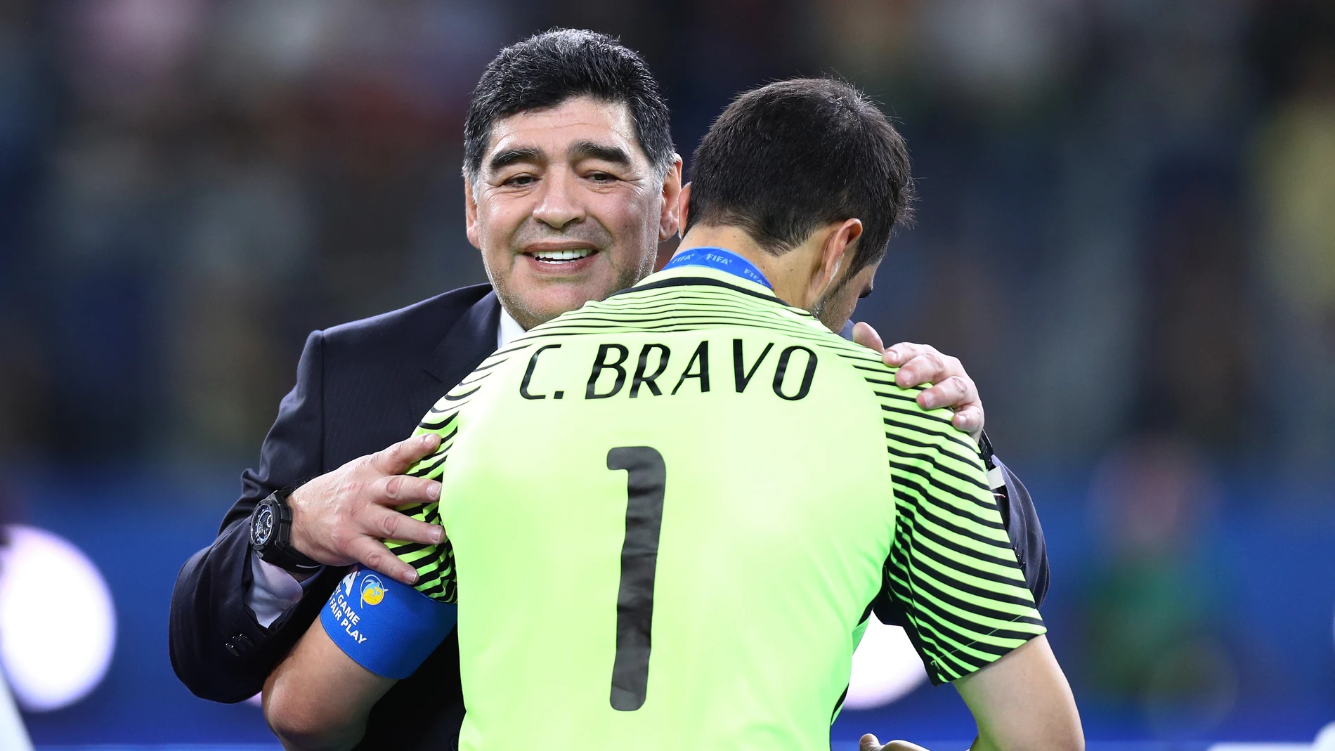 Maradona consuela a Claudio Bravo tras la final de la Copa Confederaciones Maradona consuela a Claudio Bravo tras la final de la Copa Confederaciones