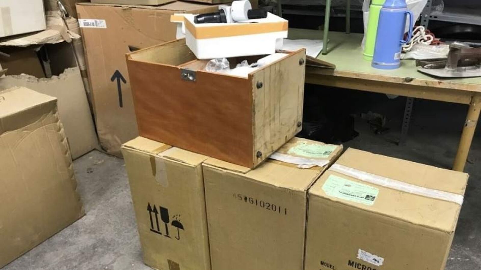 Encuentran en Riba-roja una nave con decenas de cajas de material escolar de 1999 sin estrenar