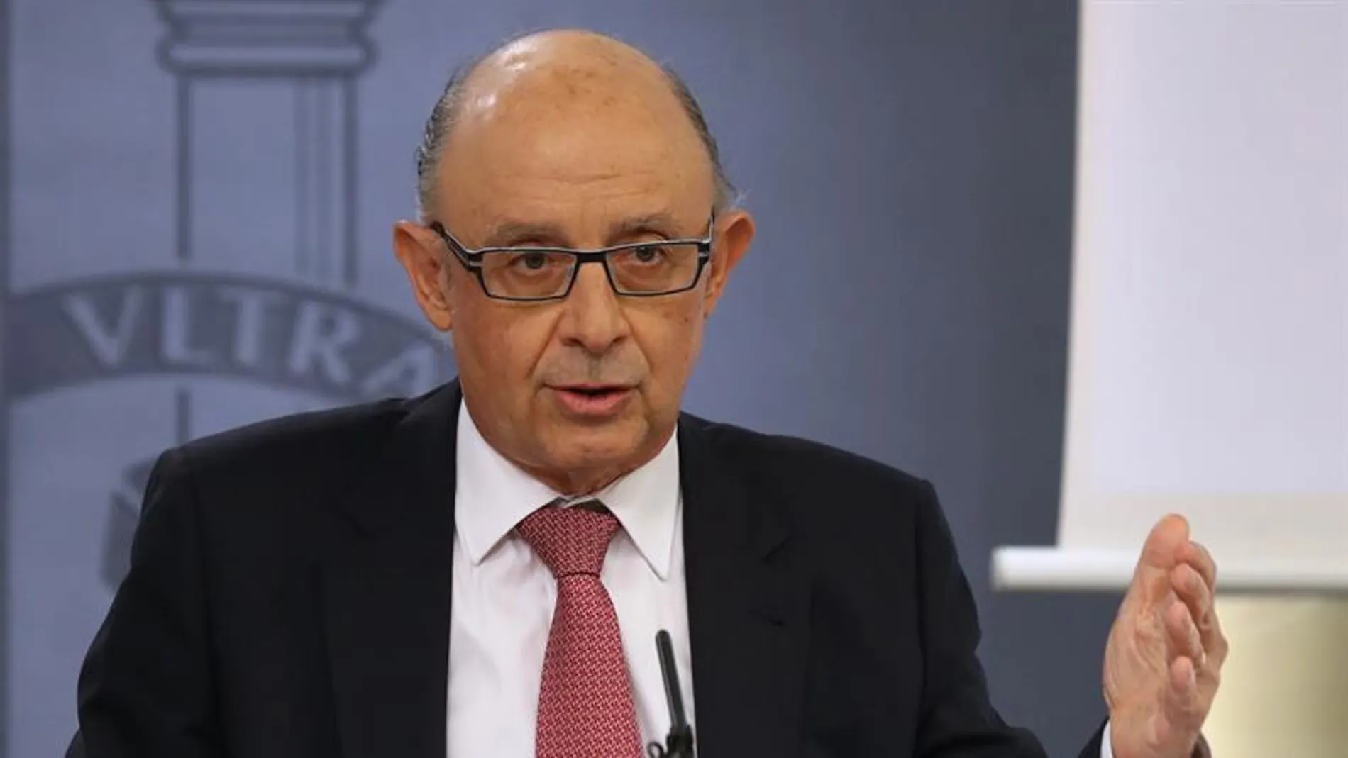 Cristóbal Montoro comparece tras el Consejo de Ministros Cristóbal Montoro comparece tras el Consejo de Ministros
