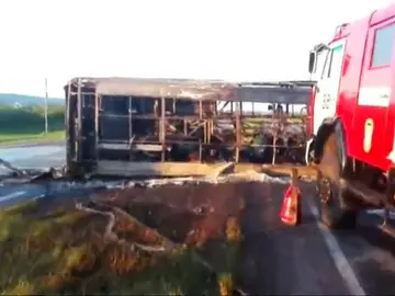 Al menos 13 muertos al chocar un autobús y un camión cisterna en Rusia Al menos 13 muertos al chocar un autobús y un camión cisterna en Rusia