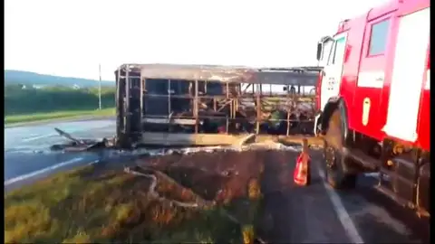 Al menos 13 muertos al chocar un autobús y un camión cisterna en Rusia Al menos 13 muertos al chocar un autobús y un camión cisterna en Rusia