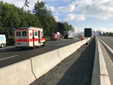 Al menos 31 heridos, algunos graves, y 17 "desaparecidos" tras chocar un autobús y un camión en Alemania Al menos 31 heridos, algunos graves, y 17 "desaparecidos" tras chocar un autobús y un camión en Alemania